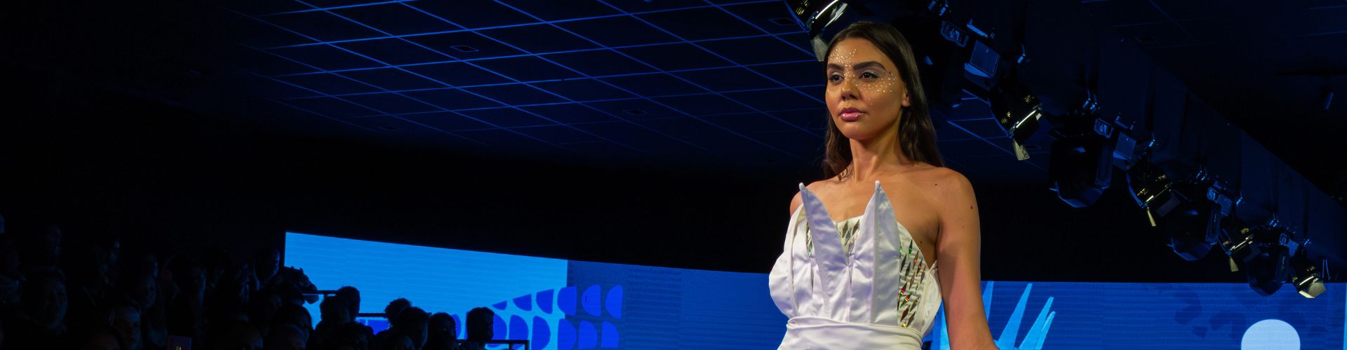 uma modelo desfilando no palco do Rio Fashion Week 2026